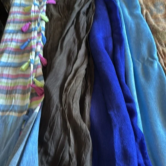 A Set of Five Scarves a Variety of Colors - Picture 3 of 4